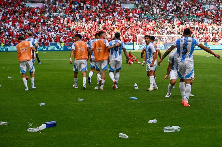 Los jugadores de Argentina festejan un gol en el partido frente a Marruecos por el Grupo B del Torneo de Fútbol masculino de los Juegos Olímpicos París 2024 en el Geoffroy-Guichard Stadium, en Saint-Etienne, Francia.