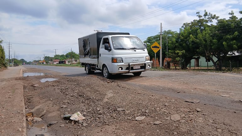 El MOPC solo esparció piedras trituradas sobre la ruta. Los pobladores piden un arreglo definitivo.