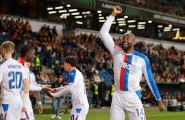 El delantero francés del Crystal Palace, Jean-Philippe Mateta (der.), celebra el primer gol del equipo, anotado por el centrocampista senegalés Ismaïla Sarr, durante el partido de ida de las semifinales de la UEFA Conference League entre el FC Shakhtar Donetsk y el Crystal Palace FC, en Cracovia, Polonia