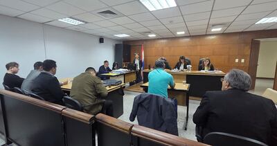 Narciso Portillo (de espaldas y con remera verde) declara en el juicio a los acusados por la muerte de su hija, la niña Thirza Portillo.