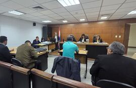 Narciso Portillo (de espaldas y con remera verde) declara en el juicio a los acusados por la muerte de su hija, la niña Thirza Portillo.