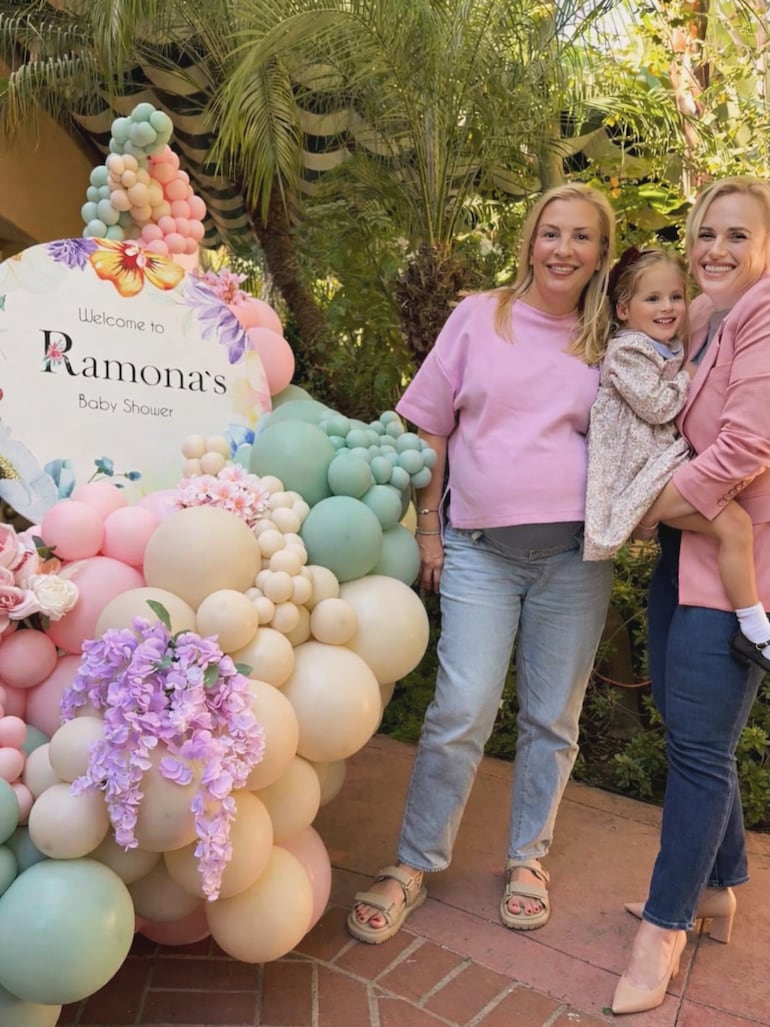 Rebel Wilson y Ramona Agruma en el baby shower de su segundo bebé.
