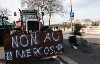 Agricultores franceses protestan contra el acuerdo entre la Unión Europea y el Mercosur, ayer martes en París.