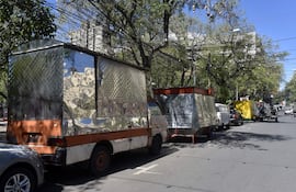 Carros de expendio de comidas ubicados sobre Estrella entre Independencia y Nuestra Señora de la Asunción. Emprendedores denuncian intención de desalojarlos, pese al pago de cánones municipales.