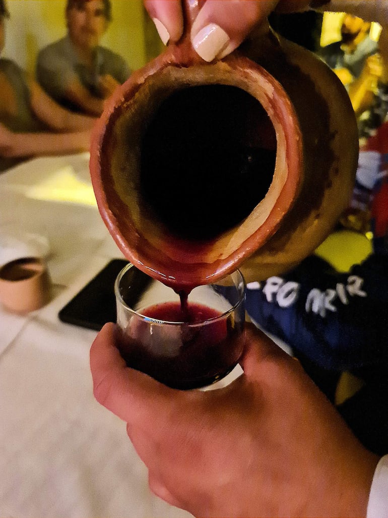 Durante la cena se sirven cuatro copas de vino.