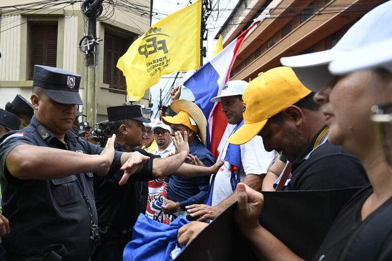 Foto Pedro Gonzalez. Locales 10-02-2026. Los docentes llegaron al centro de Asuncion,  tras una multitudinaria marcha de los gremios que protestan contra la reforma de la Caja Fiscal.