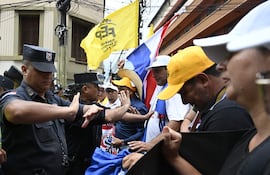 Docentes y policías se enfrentan durante protestas en Asunción, contra los cambios en la caja fiscal.