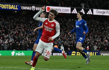 El centrocampista inglés del Arsenal, Max Dowman, número 56, celebra el segundo gol de su equipo durante el partido de la Premier League inglesa entre el Arsenal y el Everton en el Emirates Stadium de Londres el 14 de marzo de 2026. (Foto de Ben STANSALL / AFP) /