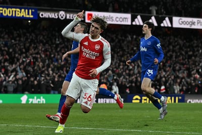 El centrocampista inglés del Arsenal, Max Dowman, número 56, celebra el segundo gol de su equipo durante el partido de la Premier League inglesa entre el Arsenal y el Everton en el Emirates Stadium de Londres el 14 de marzo de 2026. (Foto de Ben STANSALL / AFP) /