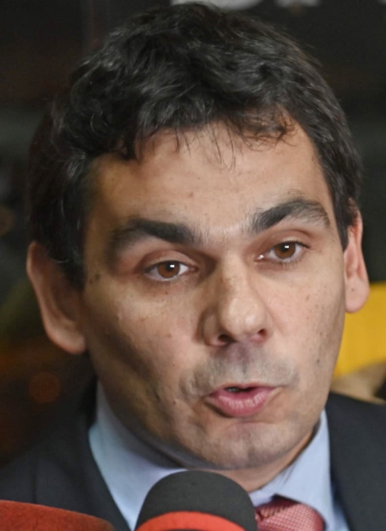 José González, director.