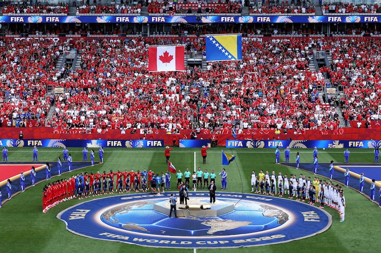 Alanis Morissette interpreta el himno nacional canadiense antes del partido del Grupo B de la Copa Mundial de la FIFA 2026 entre Canadá y Bosnia y Herzegovina en el Toronto Stadium el en Toronto, Ontario.