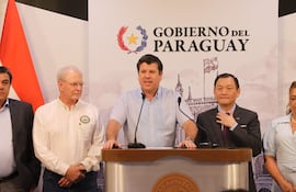 El ministro Javier Giménez (centro) acompañado del embajador de Taiwán en Paraguay, José Han (i) y empresarios.