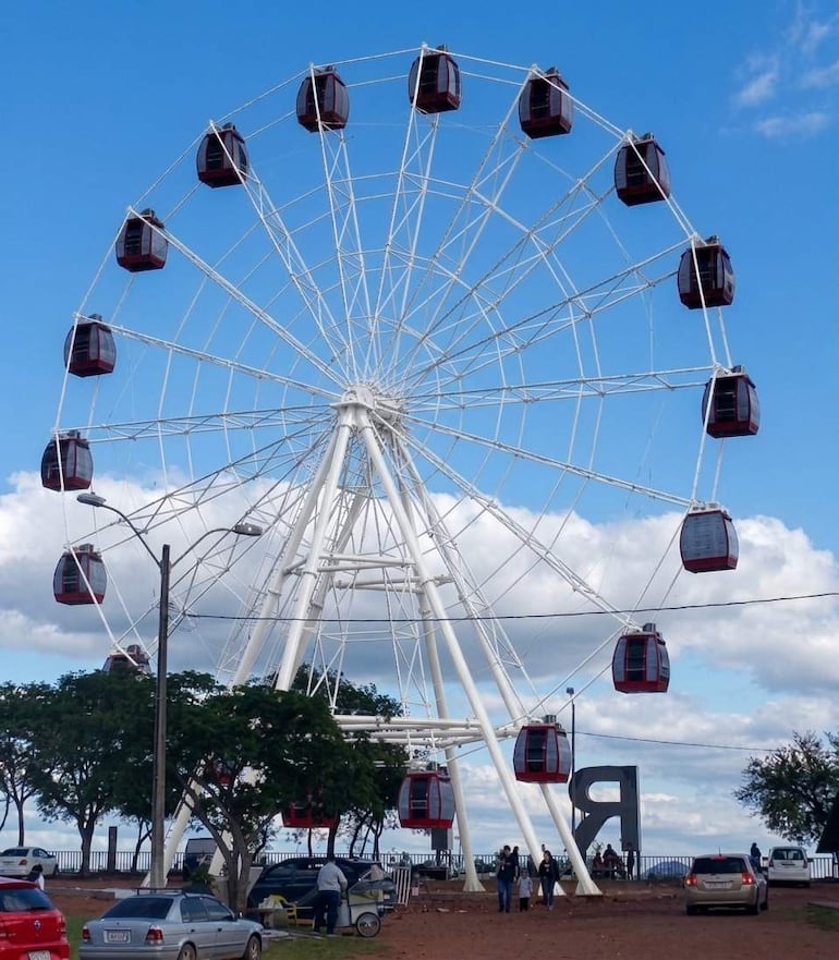 La imponente estructura de la Rueda Gigante se convertirá en uno de los nuevos atractivos turísticos del Cerro Perõ de Paraguarí.