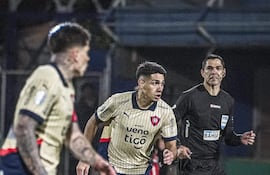 Jorge Gabriel Marcelino Rolón (centro) militará en el Sportivo Trinidense.