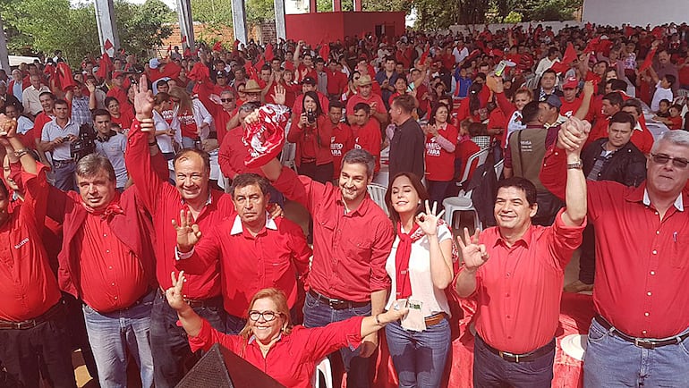 Mario Cáceres (izq.) Mario Abdo Benítez y Juan Afara, entre otros, en el festejo colorado en María Auxiliadora, Itapúa (Archivo, 2017).
