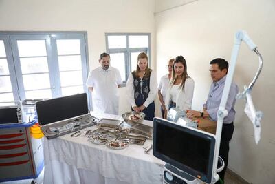 De izquierda a derecha: Luis Yd, director del Hospital de Paraguarí; María Teresa Barán, ministra de Salud; Auria Villalba, directora de la IX Región Sanitaria; Norma Zárate de Monges, gobernadora de Paraguarí; y Juan Carlos Baruja, ministro del MUVH.