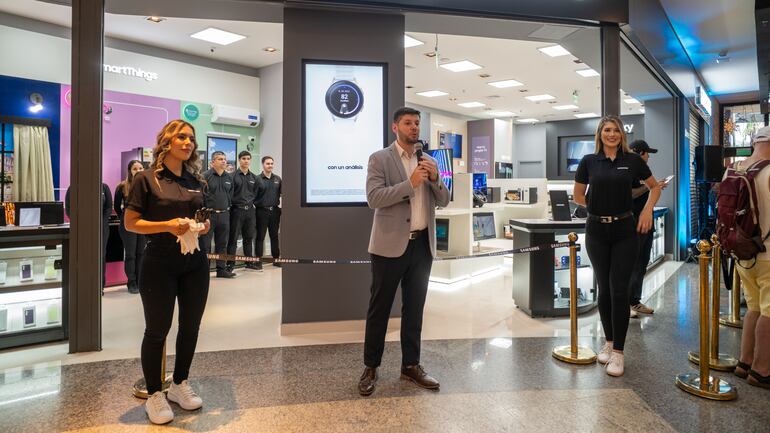 Iván Spiess (centro), Gerente de Marketing de Samsung Paraguay.