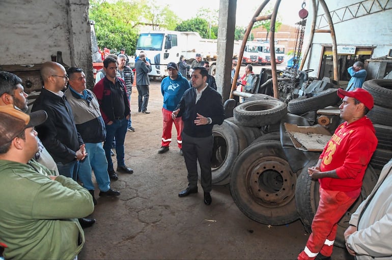 Luis Bello (ANR-HC), intendente de Asunción, junto a jornaleros en una visita a la Dirección de Vialidad.