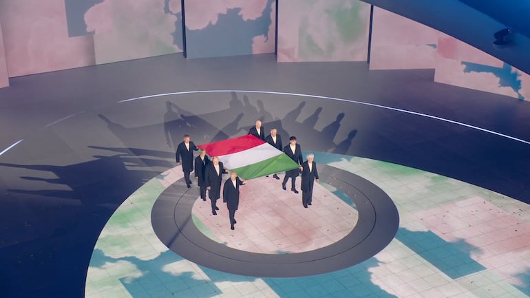 La "Tricolor" entra en la Arena al son del himno nacional italiano.