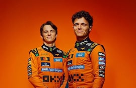 El vigente campeón del mundo y piloto de la escudería McLaren Lando Norris (d) junto al piloto australiano Oscar Piastri (i). La escudería de Fórmula 1 McLaren, vigente campeón del mundial de pilotos y de constructores, presentó el lunes su nuevo coche para 2026, el MCL40, con el objetivo de revalidar el título, en un año en el que entra en vigor la nueva reglamentación.