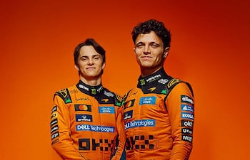 El vigente campeón del mundo y piloto de la escudería McLaren Lando Norris (d) junto al piloto australiano Oscar Piastri (i). La escudería de Fórmula 1 McLaren, vigente campeón del mundial de pilotos y de constructores, presentó el lunes su nuevo coche para 2026, el MCL40, con el objetivo de revalidar el título, en un año en el que entra en vigor la nueva reglamentación.