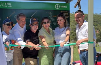 De izquierda a derecha: Rosa Vacheta, de la organización civil; el viceembajador de Alemania, Jörg Herrera; la ministra de Turismo, Angie Duarte; la gobernadora de Paraguarí, Norma Zárate (ANR); y el intendente municipal de Paraguarí, Marcelo Simbrón (ANR).