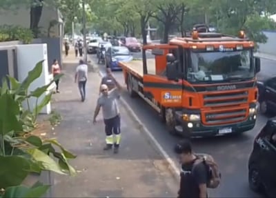 Fermín Zaracho (levantando el brazo) fue uno de los conductores que intervino luego de la agresión a la mujer.