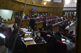 La aplanadora cartista aprobó acta pese a dudas de los opositores.