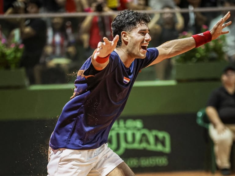 Adolfo Daniel Vallejo celebra la victoria y el ascenso de Paraguay al Grupo Mundial I de la Copa Davis 2026 luego de superar 3-1 a Rumania en los playoffs en el Club Internacional de Tenis (CIT), en Asunción, Paraguay.