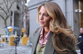La actriz estadounidense Blake Lively sale de un tribunal federal tras una conferencia de conciliación ordenada por el tribunal en su demanda civil contra el actor y director Justin Baldoni relacionada con la película "It Ends With Us", en Nueva York. (ANGELA WEISS / AFP)