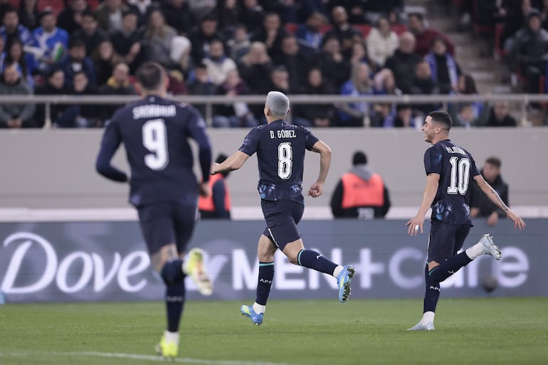 Diego Gómez, futbolista de la selección de Paraguay, celebra un gol en el partido frente a Grecia por la Fecha FIFA de marzo en el estadio El Pireo, en Atenas, Grecia.