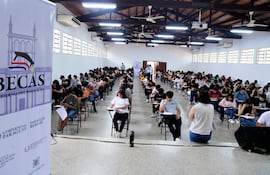 El campus de la UNA se llenó de jóvenes en busca de una beca para estudiar.