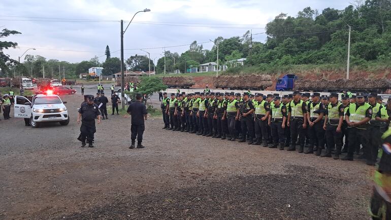 Fuerte dispositivo policial ante inminente cierre del Km 155 de la Ruta PY02.