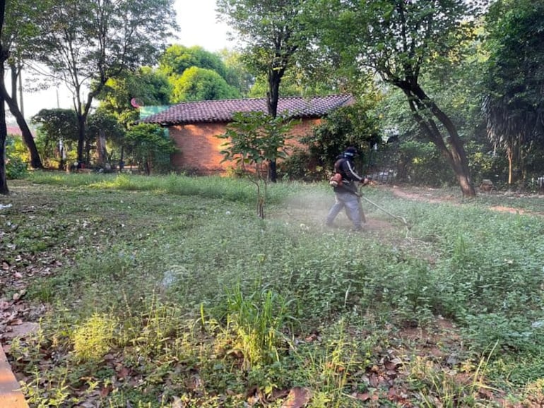 Desde la Municipalidad de Itauguá se implementó la limpieza de baldíos para socializar la importancia de eliminar los criaderos de mosquitos.