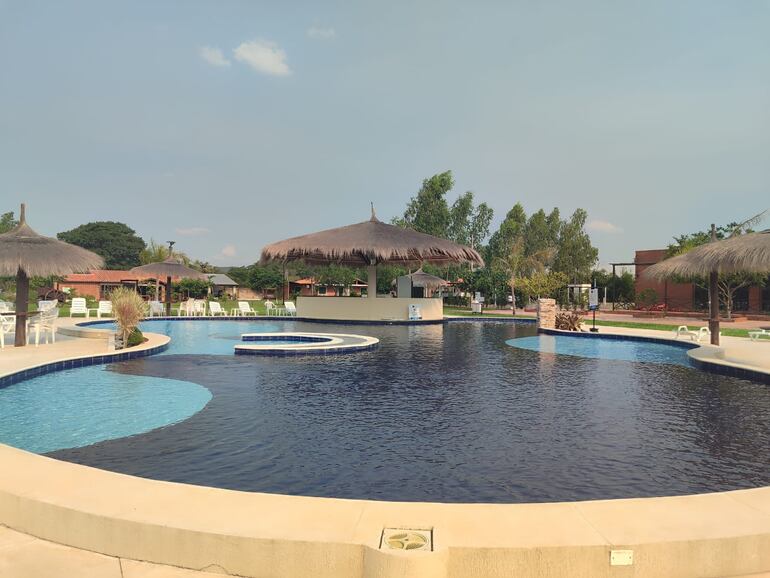 La Quinta Don Aresio cuenta con una espaciosa pileta para los niños y adultos que deseen refrescarse.