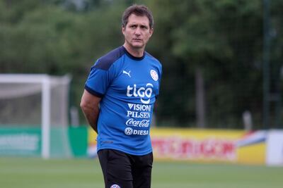 Guillermo Barros Schelotto, entrenador de la selección paraguaya, durante el entrenamiento en la Albiróga de Ypané.