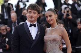 Charles Leclerc y Alexandra Leclerc llegaron muy elegantes al estreno de La vida de una mujer (La Vie D'une Femme) durante el 79º Festival de Cine de Cannes. (EFE/EPA/TERESA SUAREZ)