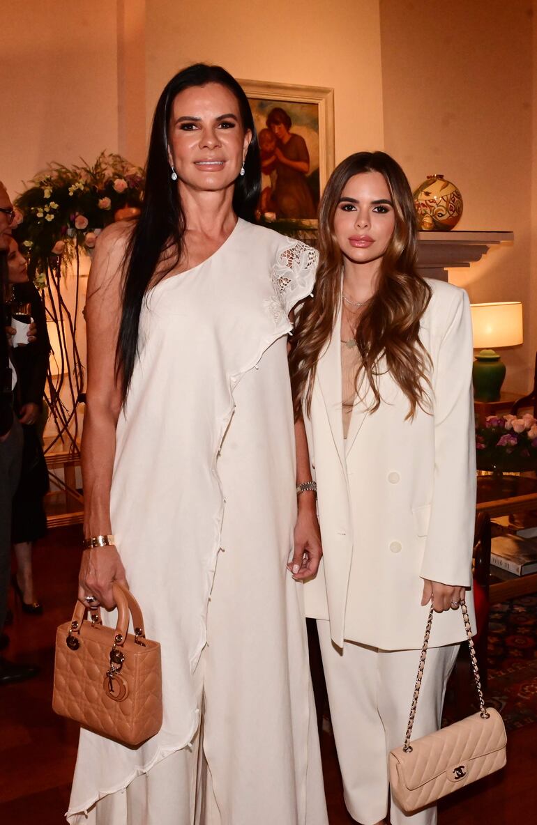 Carmen Castillo de Ortiz y Elke Szmuc de Hutz.