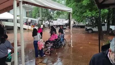 Personas que buscaban asistencia en la Gobernación de Alto Paraná tuvieron estar bajo la lluvia y en el barro.