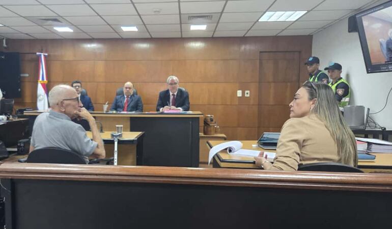 Policía enjuiciado busca  desmarcarse de acusaciones por torturas