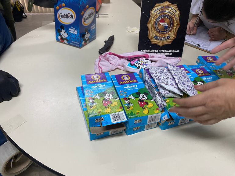 Agentes antinarcóticos y de la DNIT detectaron marihuana en una encomienda, durante controles en el Silvio Pettirossi.