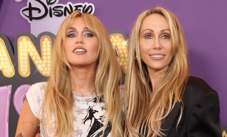 ¡Dos gotas de agua! Miley Cyrus y su madre, la productora Tish Cyrus, posaron juntitas a su arribo al estreno mundial del especial del 20 aniversario de "Hannah Montana" de Disney+. (VALERIE MACON / AFP)