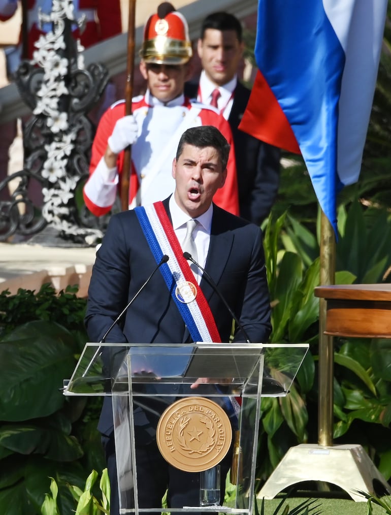 Santiago Peña en su discurso de asunción. Fue criticado, principalmente por aquello a lo que evitó referirse.