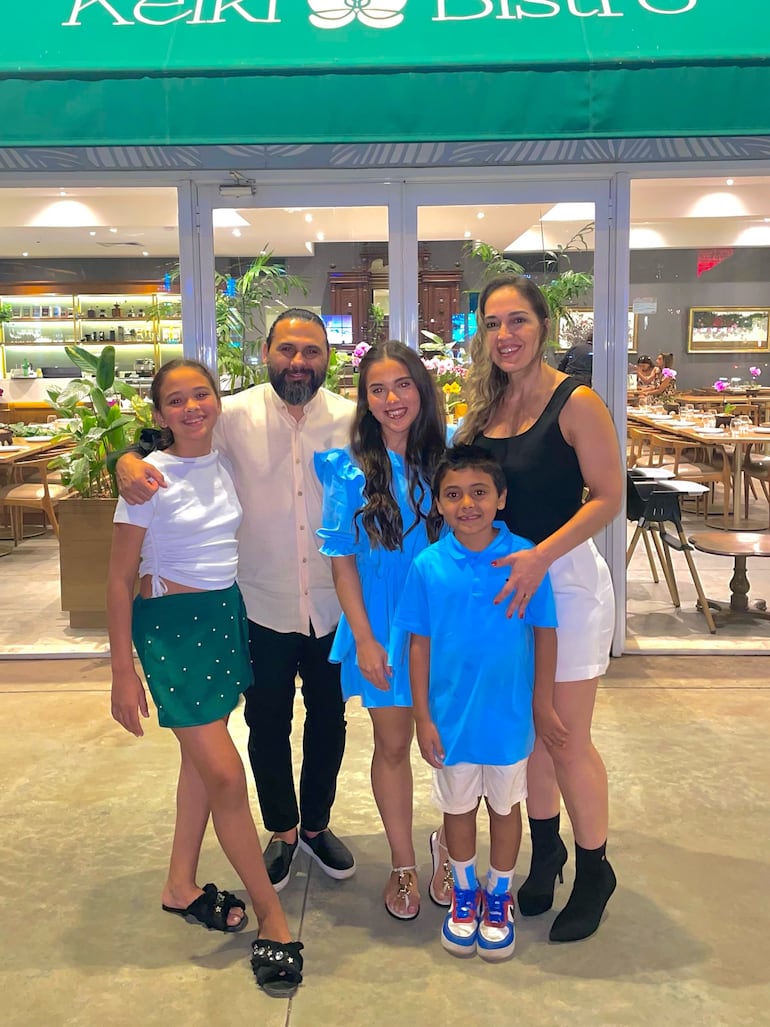 ¡Hermosa familia! Maxi Biancucchi con su esposa e hijos celebrando los 16 de Valentina. (Instagram/Maximiliano Biancucchi)