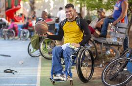 Un hombre en silla de ruedas sostiene un balón de baloncesto. Lograr que personas que sufren parálisis o amputación en sus extremidades puedan volver a moverse con precisión está hoy más cerca gracias a un nuevo avance de la optogenética, una técnica revolucionaria que combina las ciencias ópticas y genómicas.