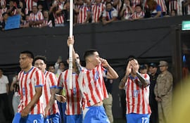 Miguel Ángel Almirón levanta el banderín en el festejo de su gol. Alejandro Romero Gamarra, autor del primer tanto, aplaude. Mauricio Prado, Tony Sanabria y Diego Gómez completan el cuadro.