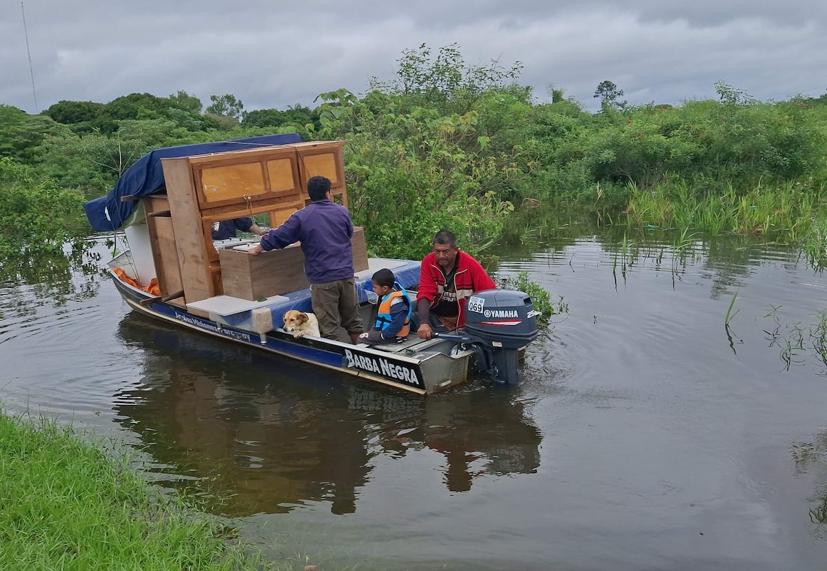 Personal libera llamadas telefónicas para afectados por inundaciones del Paraná y Acaraymí