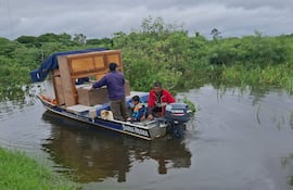 Crecida del río Paraná afecta a centenares de familias en Ayolas.