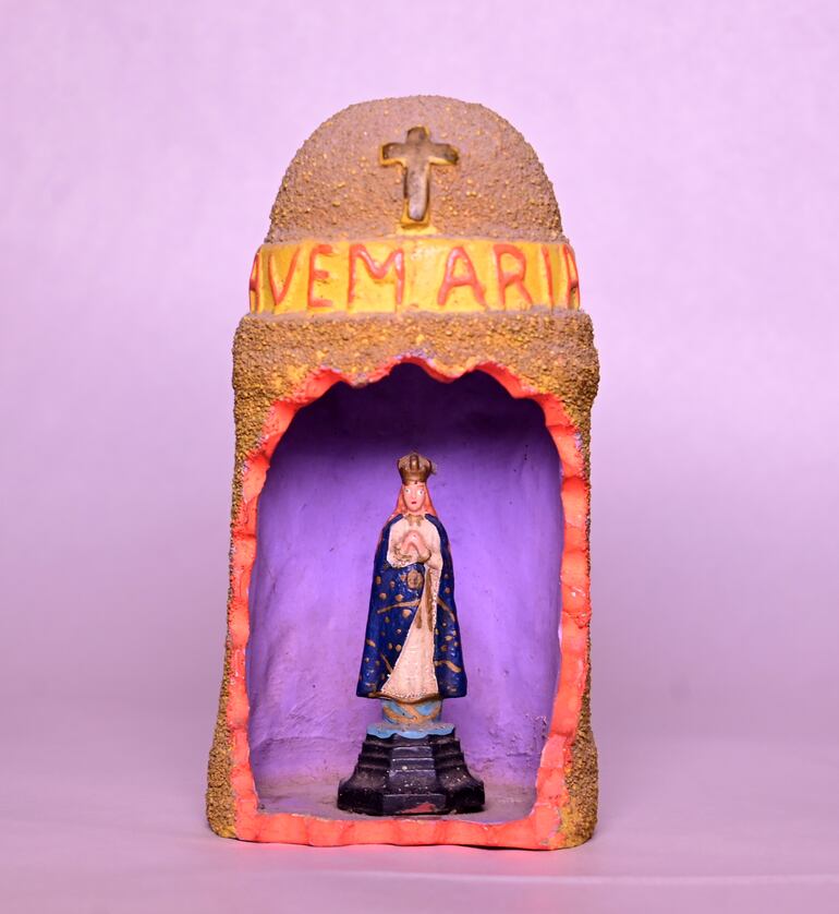 Imagen de la Virgen de Caacupé en una pequeña gruta, también de décadas atrás.