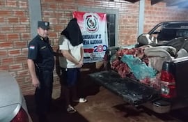 Detienen a un joven que transportaba varios cortes de carne vacuna recién faenados en presunto caso de abigeato.